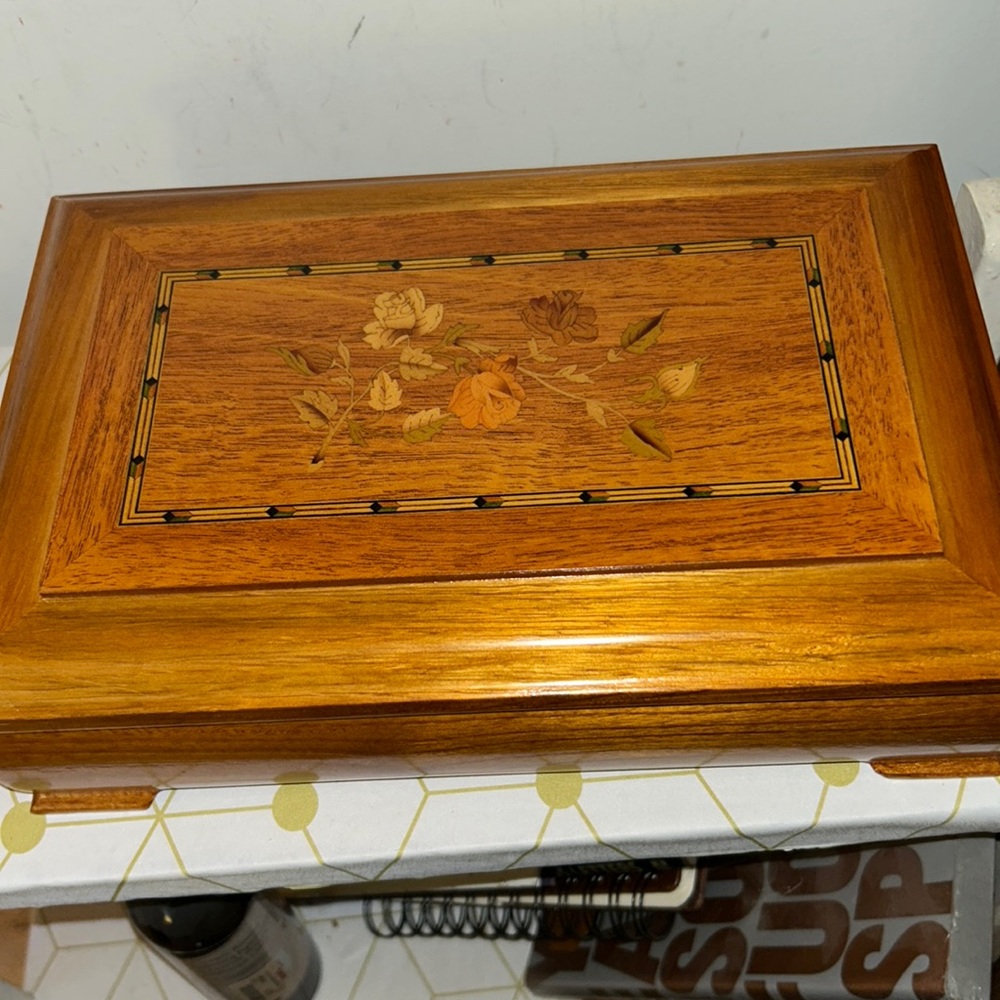 Musical jewelry box